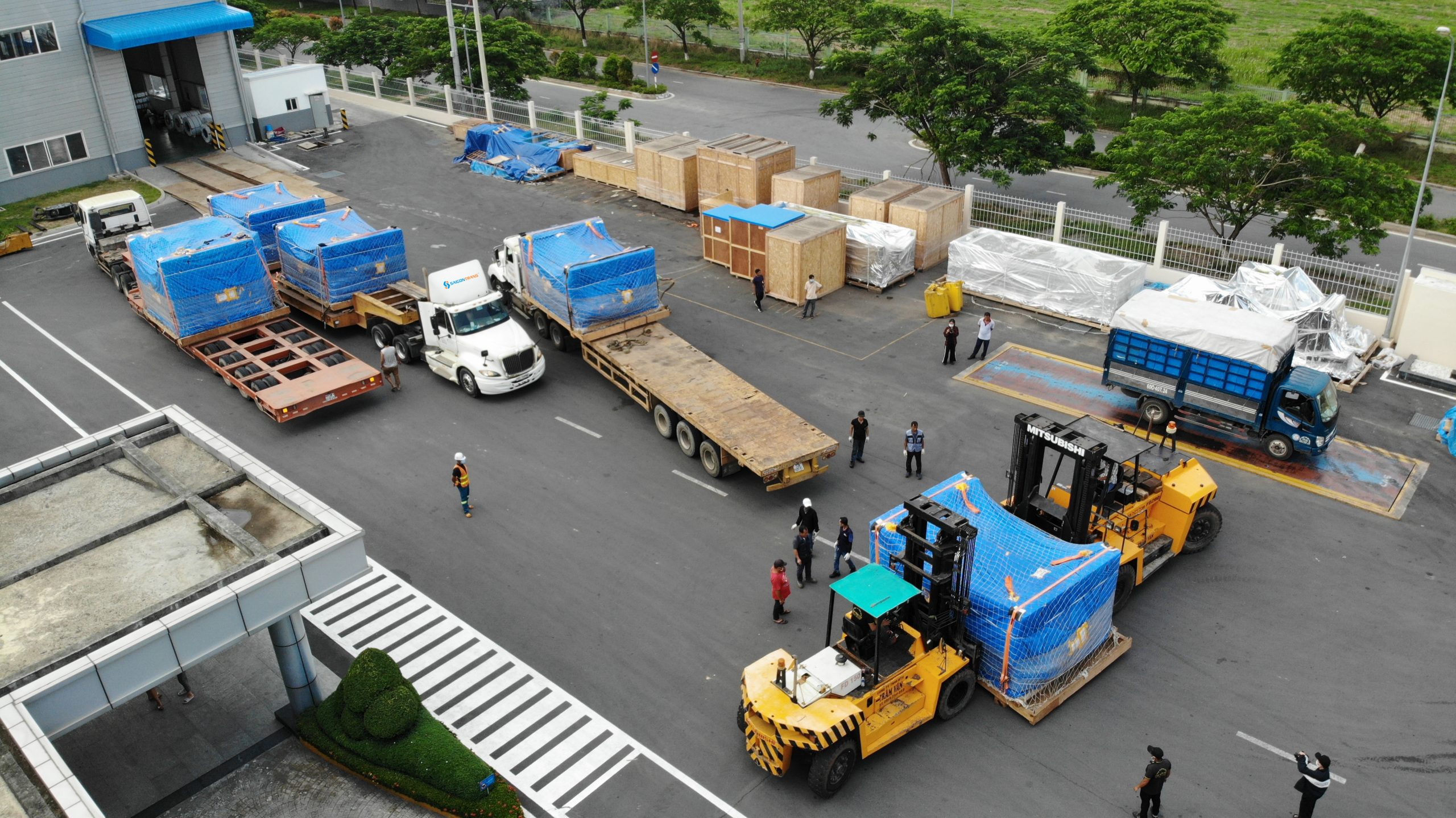 Di dời và lắp đặt máy móc thiết bị, cấu kiện nặng.